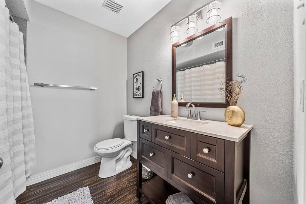 Luxe Condo In City Center Waco Exteriör bild