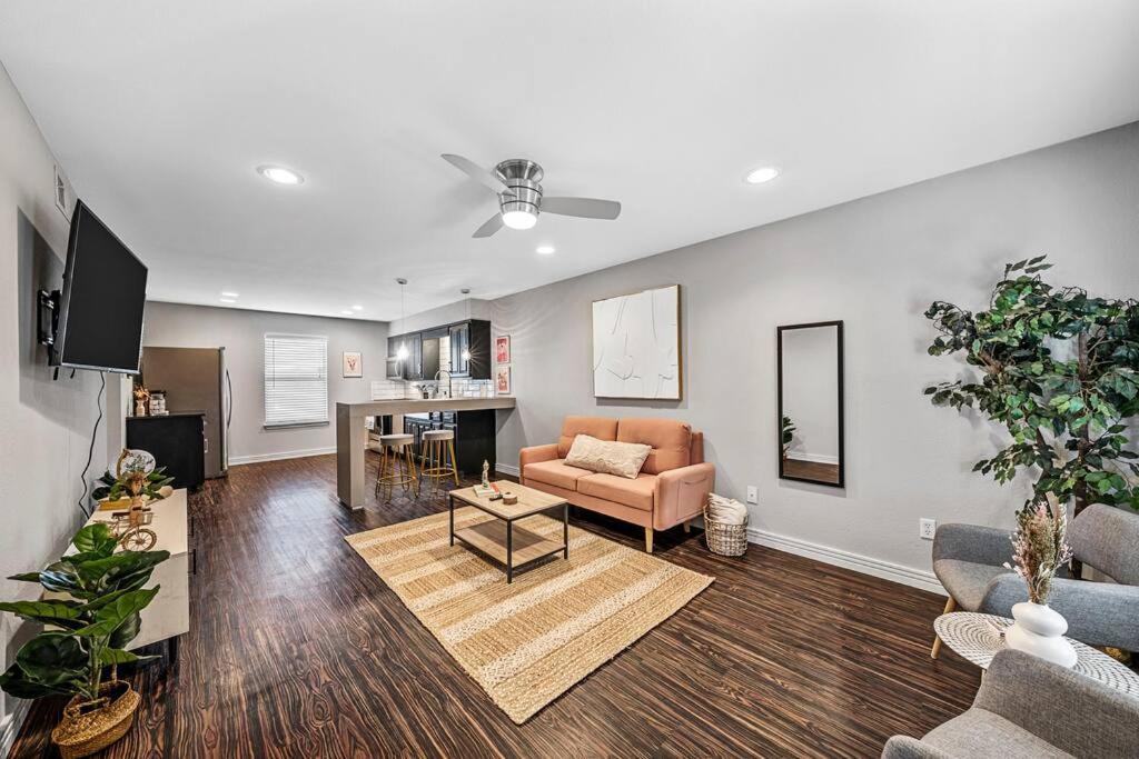Luxe Condo In City Center Waco Exteriör bild