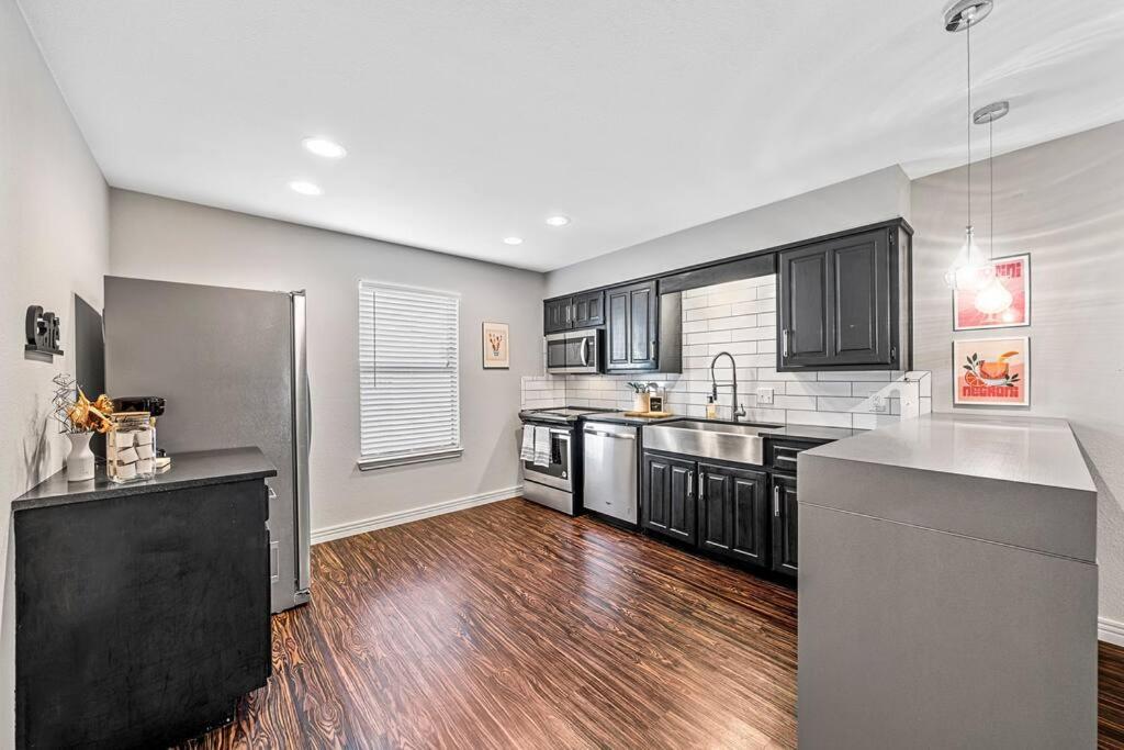 Luxe Condo In City Center Waco Exteriör bild