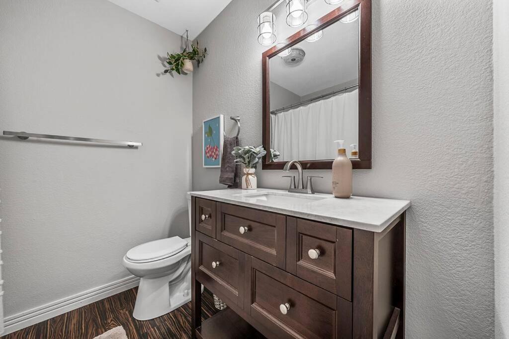 Luxe Condo In City Center Waco Exteriör bild
